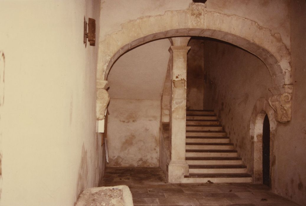 Château de Rustrel : Escalier, vue partielle