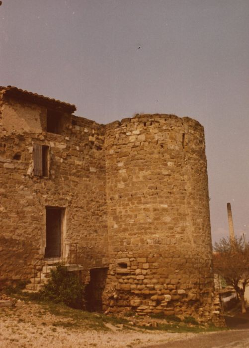 Tour et remparts : Vue générale depuis l’Est