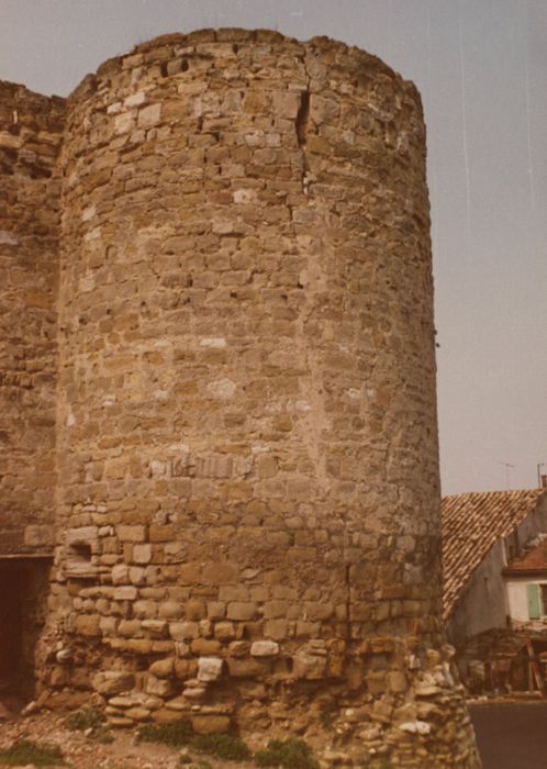 Tour et remparts : Vue générale de la tour depuis l’Est