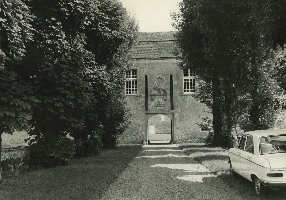 Château de Vevres : Allée d’accès nord, vue générale