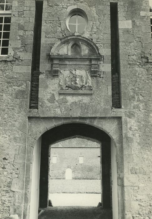 Château de Vevres : Façade nord, porche d’accès à la cour, vue générale