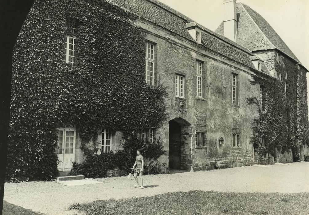 Château de Vevres : Façade sud, vue partielle