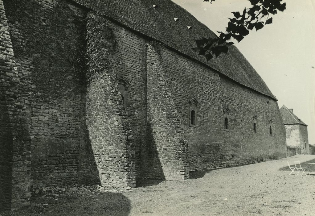 Château de Vevres : Communs, ensemble sud, vue partielle