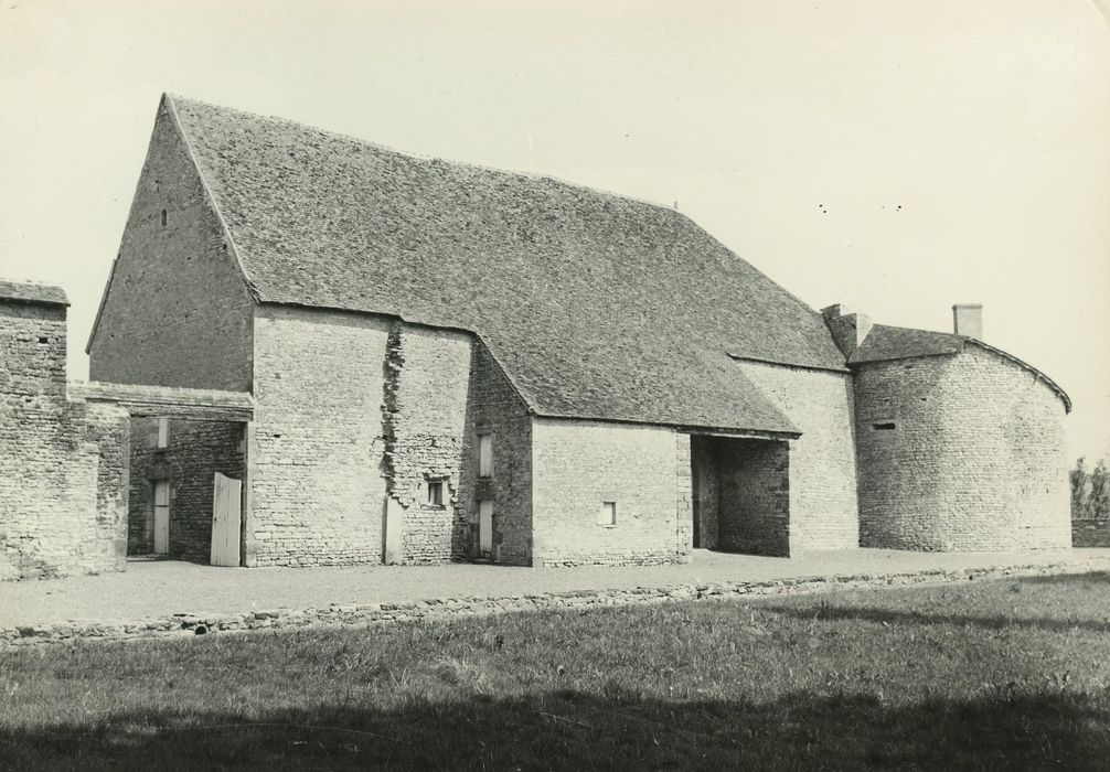 Château de Vevres : Communs, ensemble ouest, vue générale