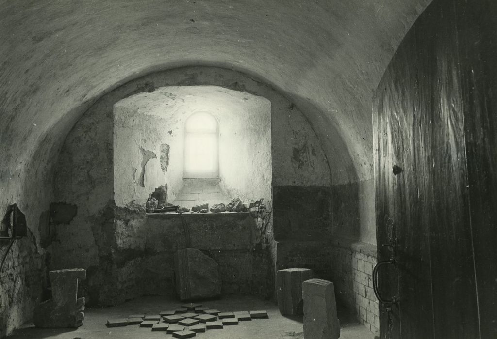 Château de Vevres : Donjon, rez-de-chaussée, ancienne chapelle, vue partielle