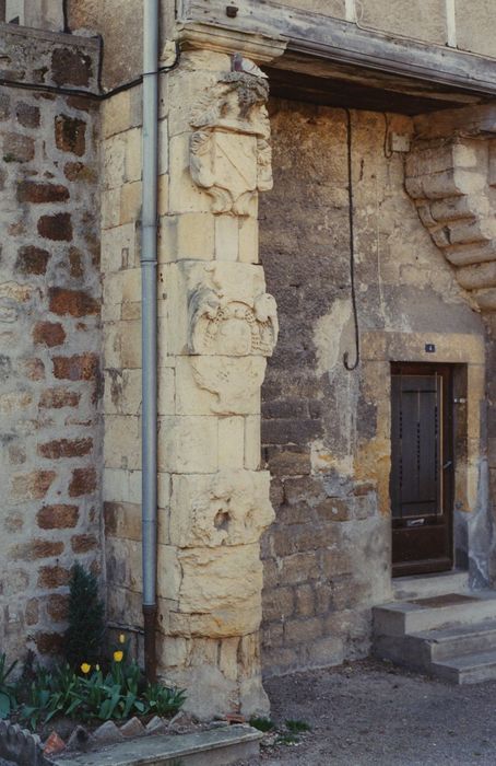 Château des Evêques de Nevers (ancien) : Détail d’un pilastre sculpté de cartouches