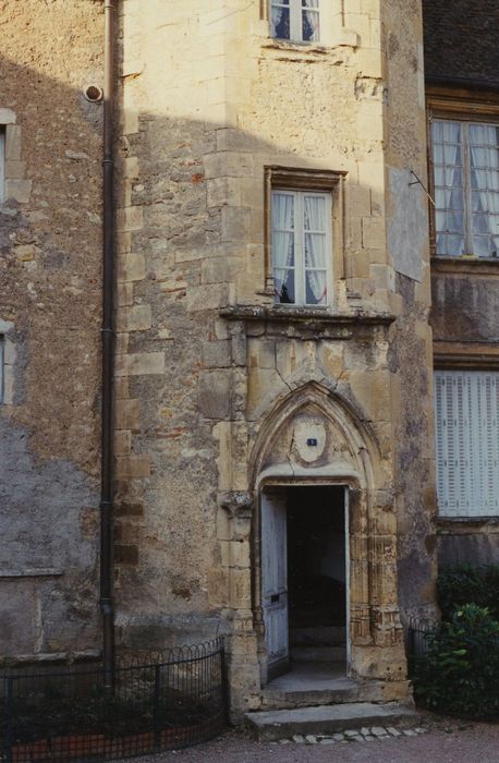 Château des Evêques de Nevers (ancien) : Tourelle d’escalier, vue partielle