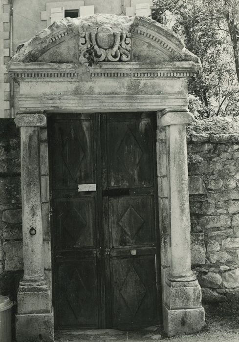 Presbytère : Portail sur rue, vue générale