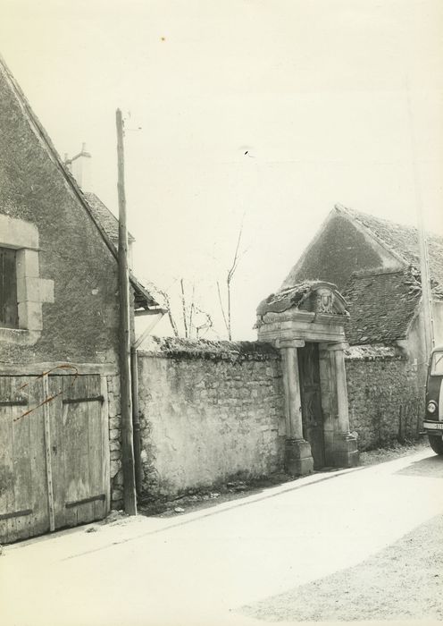 Presbytère : Portail sur rue, vue générale