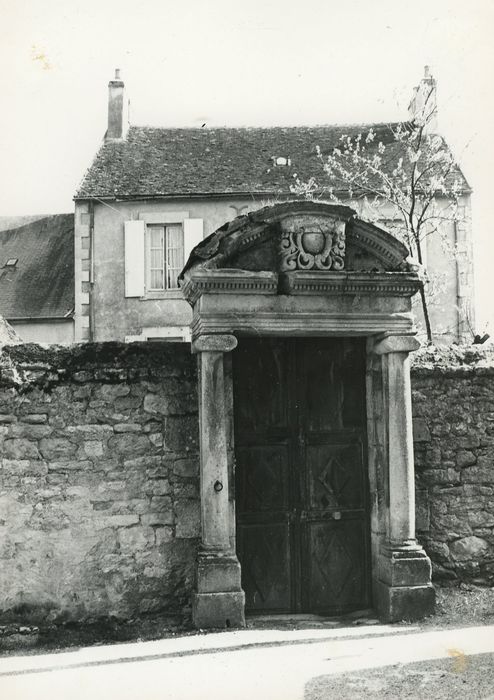 Presbytère : Portail sur rue, vue générale