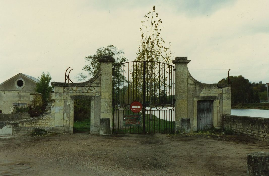 Forges royales de la Chaussade (anciennes) : Portail d’accès aux forges