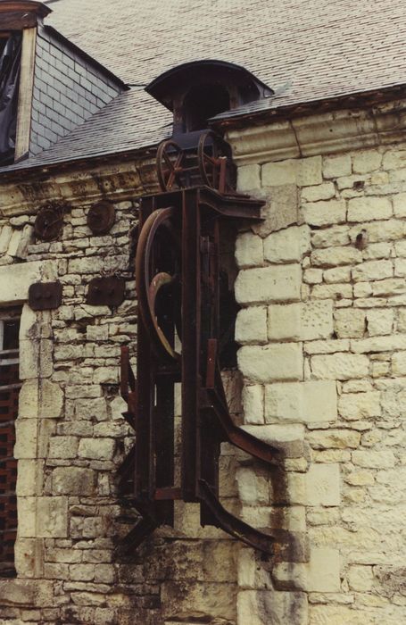 Forges royales de la Chaussade (anciennes) : Bâtiment des grosses chaînes, détail de la poulie extérieure