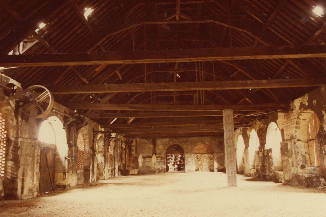 Forges royales de la Chaussade (anciennes) : Bâtiment des grosses chaînes, vue générale de l’espace intérieur