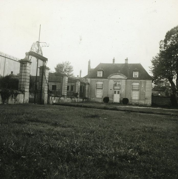 Château de la Chaussade : Pavillon situé à gauche dans la cour d’honneur, vue générale