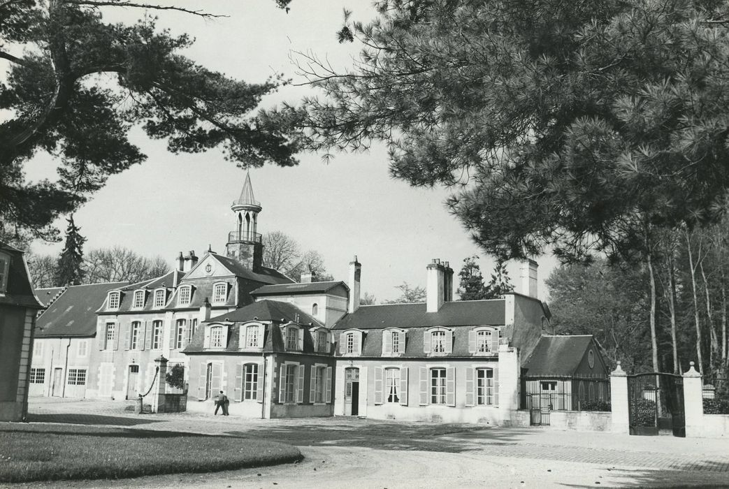 Château de la Chaussade : Ensemble sud-est, vue partielle