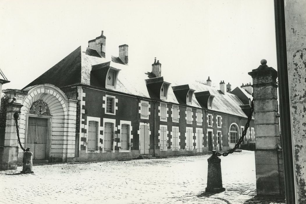 Château de la Chaussade : Cour sud, vue partielles des bâtiments