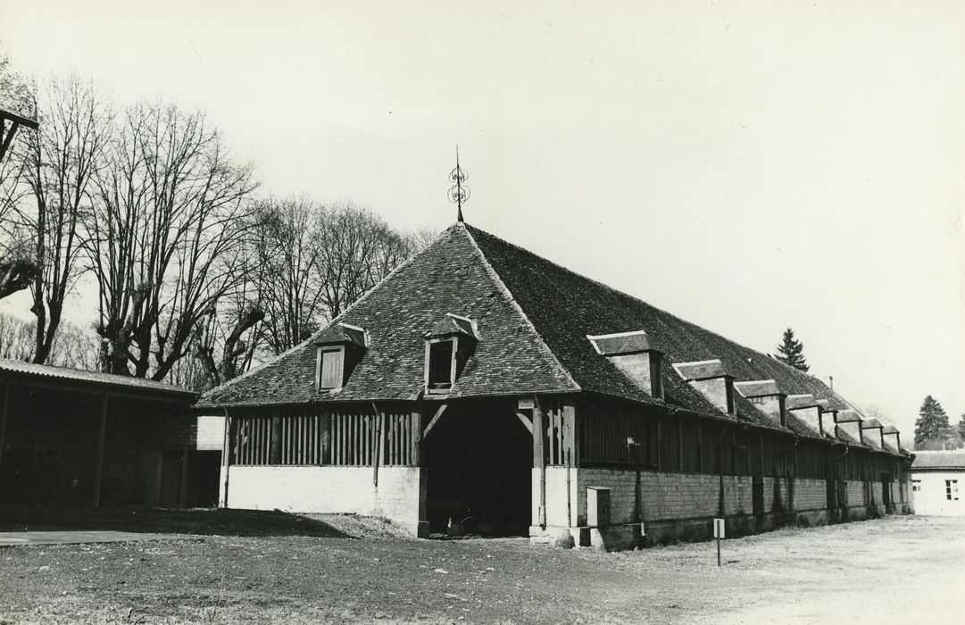 Forges royales de la Chaussade (anciennes) : Magasin à bois, vue générale