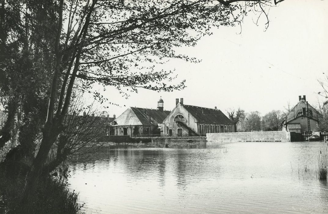 Forges royales de la Chaussade (anciennes) : Vue partielle des bâtiments depuis la rive occidentale du bief