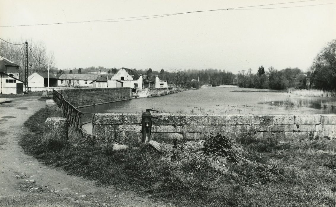 Forges royales de la Chaussade (anciennes) : Vue générale du bief depuis le vieux Guérigny