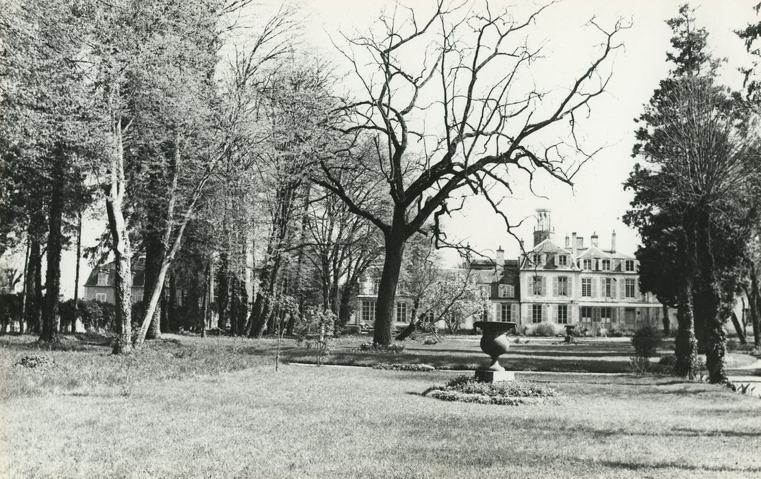 Château de la Chaussade : Pavillon situé à droite dans la cour d’honneur, vue générale