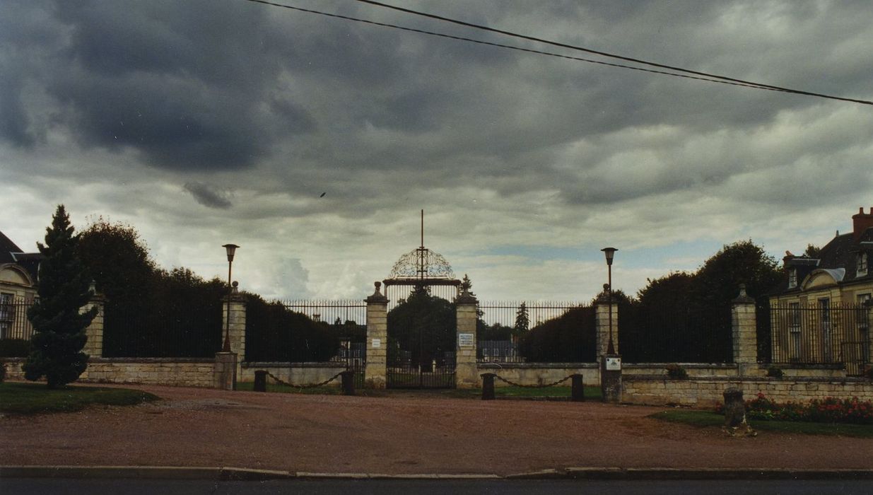 Château de la Chaussade : Clôture (grille d'entrée) de la cour d'honneur , vue générale