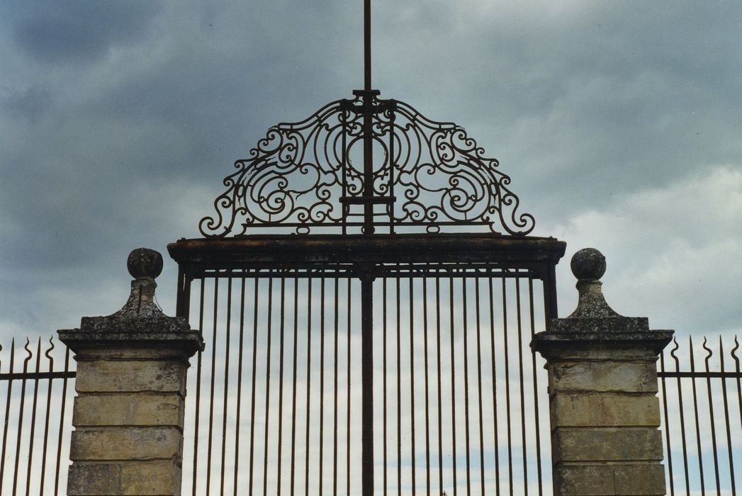 Château de la Chaussade : Clôture (grille d'entrée) de la cour d'honneur, vue partielle