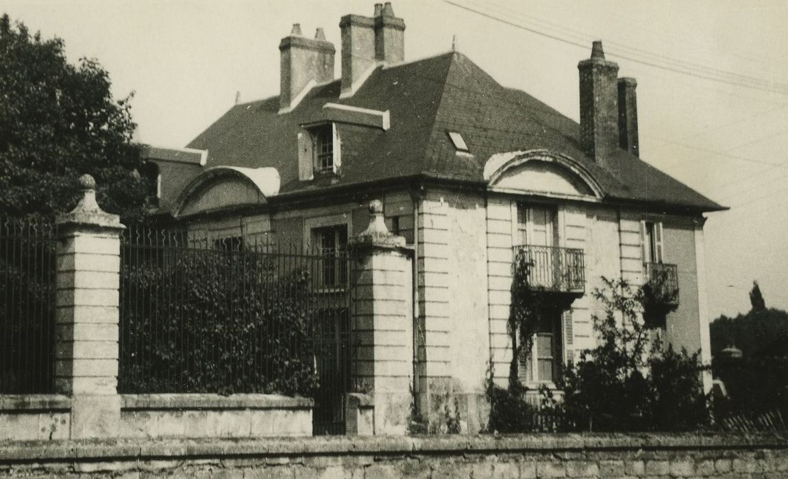 Château de la Chaussade : Pavillon situé à droite dans la cour d’honneur, vue générale