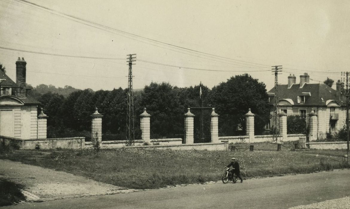 Château de la Chaussade : Clôture (grille d'entrée) de la cour d'honneur , vue générale