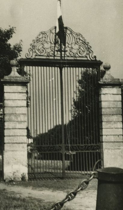 Château de la Chaussade : Clôture (grille d'entrée) de la cour d'honneur, vue générale