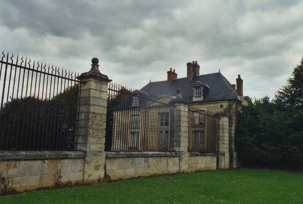 Château de la Chaussade : Clôture (grille d'entrée) de la cour d'honneur, vue partielle