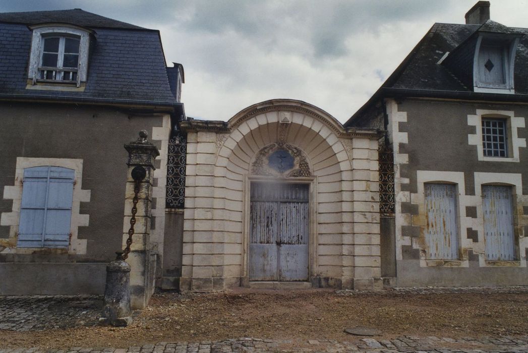 Château de la Chaussade : Portail provenant du château des Bordes à Urzy, vue générale