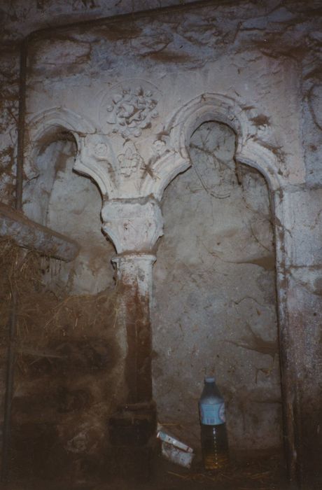 Ancienne abbaye de Bellevaux : Eglise abbatiale, détail d’une crédence