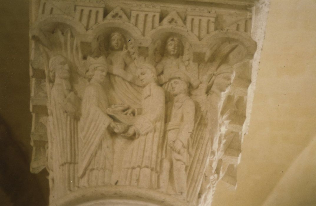 Eglise Saint-Alban : Nef, détail d’un chapiteau sculpté