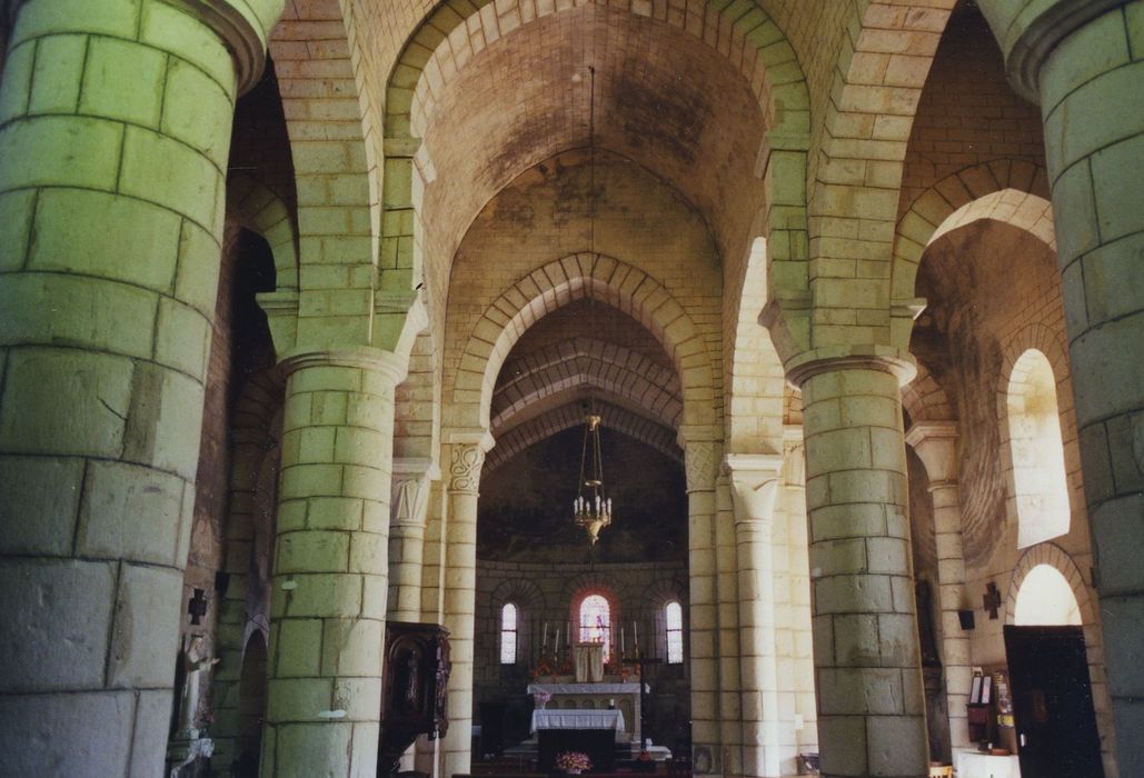 Eglise Saint-Julien : Nef, vue générale