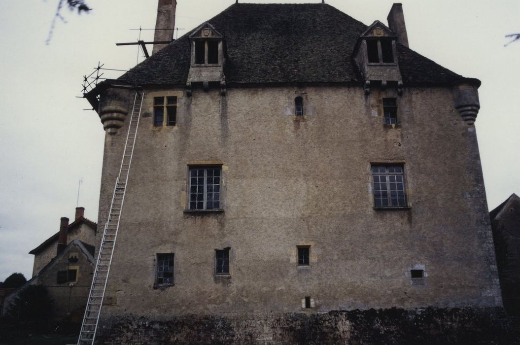 Donjon appelé logis du Prieur : Façade est, vue générale