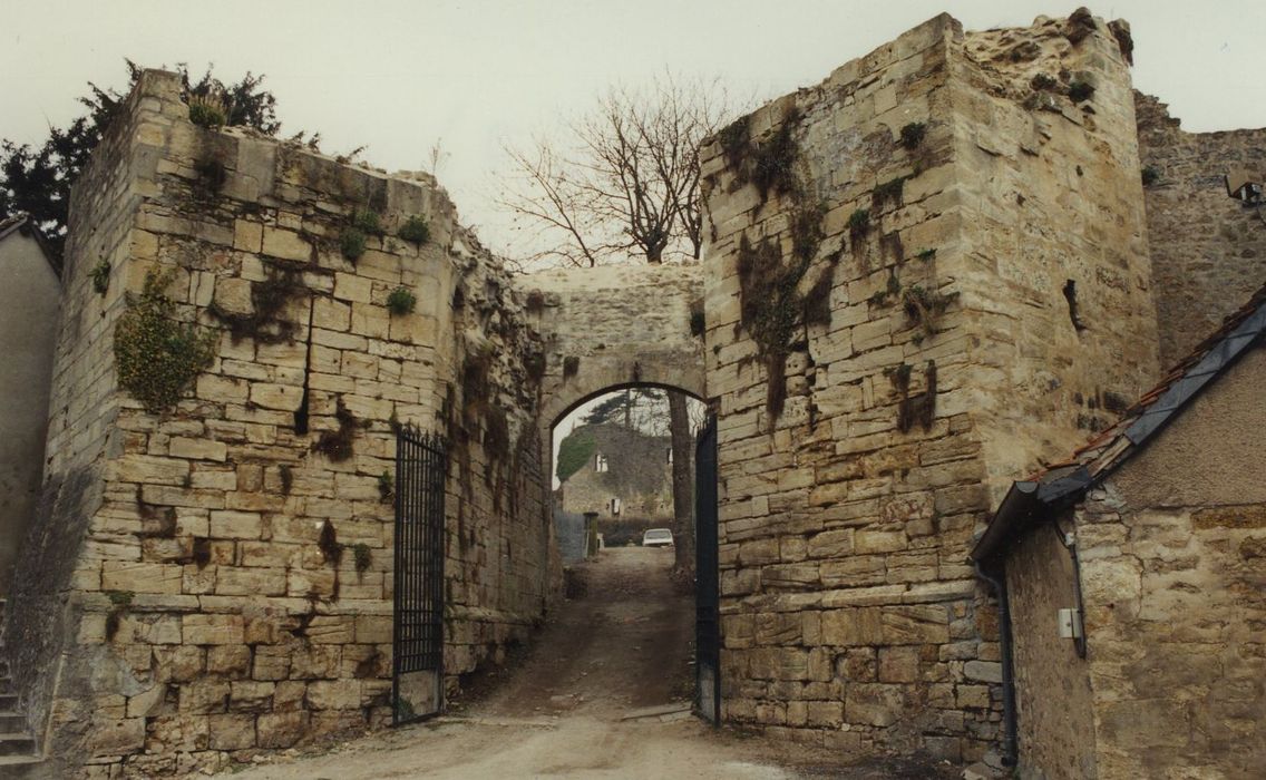 Ancien château : Porte fortifiée d’accès à la basse-cour, élévation sud, vue générale