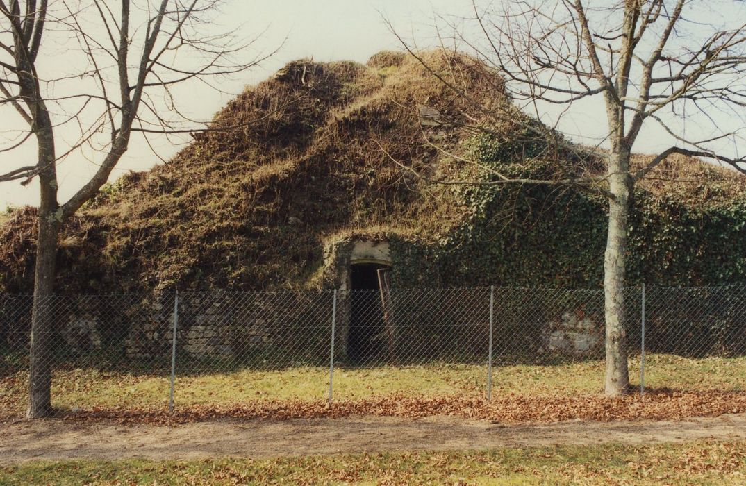 Ancien château : Vue partielle des ruines