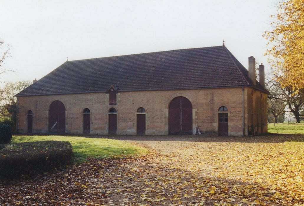 Château de Marry : Ecuries, façade nord, vue générale