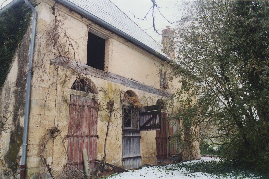 Château de Marry : Ecuries, façade est, vue générale