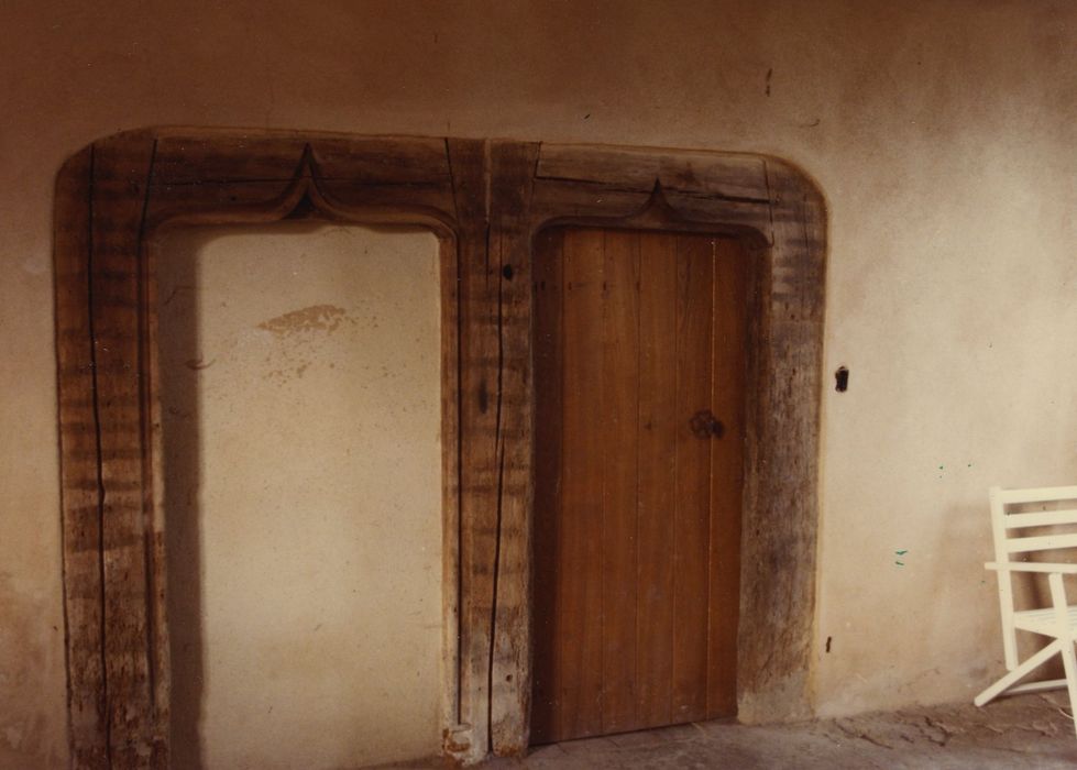 Château (vieux) : Logis, détail de deux encadrements de porte