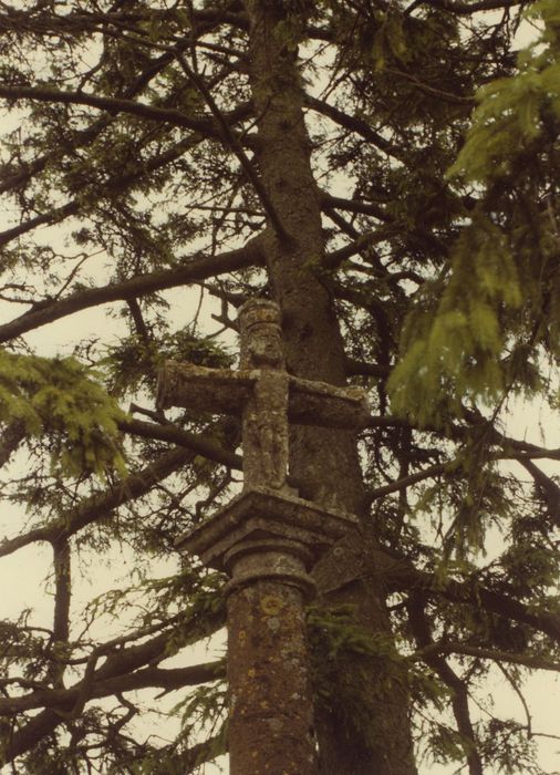 Croix de cimetière, vue partielle
