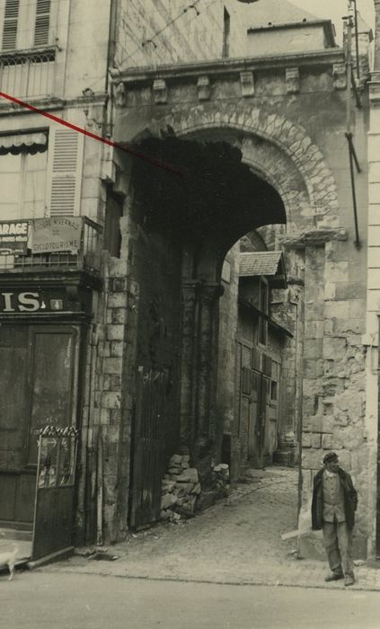 Eglise Saint-Sauveur (ancienne) : Porche sud, vue générale