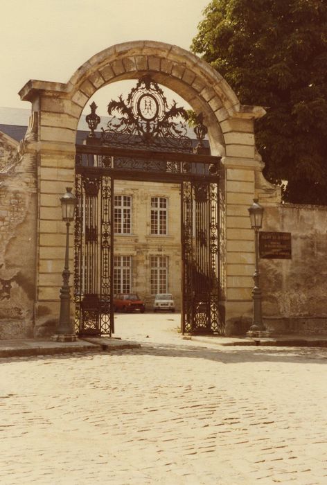 Evéché (ancien) : Porche d’accès à la rue, vue générale