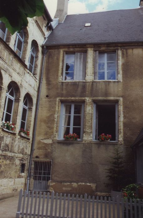 Hôtel Andras de Marcy : Cour intérieure, façade ouest, vue générale