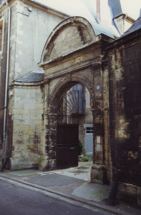 Hôtel Andras de Marcy : Porche d’accès sur rue, vue générale