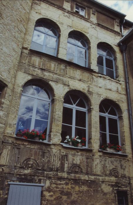 Hôtel Andras de Marcy : Cour intérieure, façade sud, vue partielle