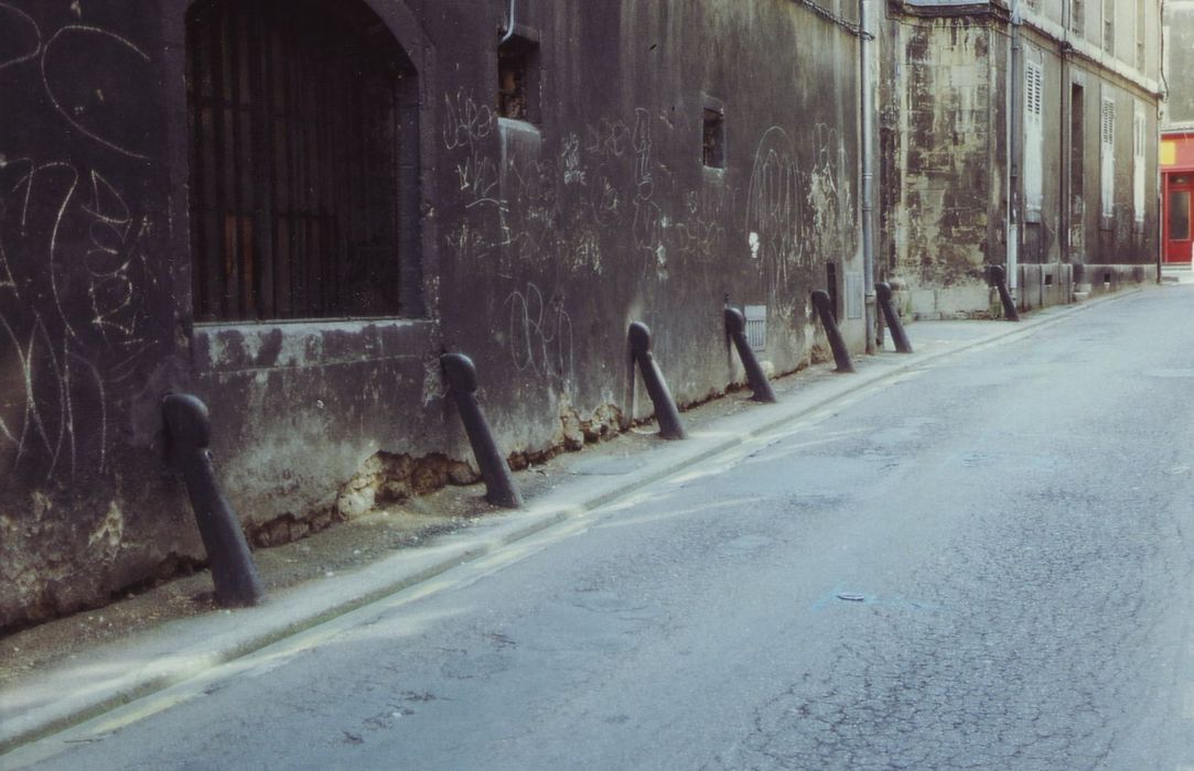 Hôtel Andras de Marcy : Façade sur rue, détail des chasse-roues