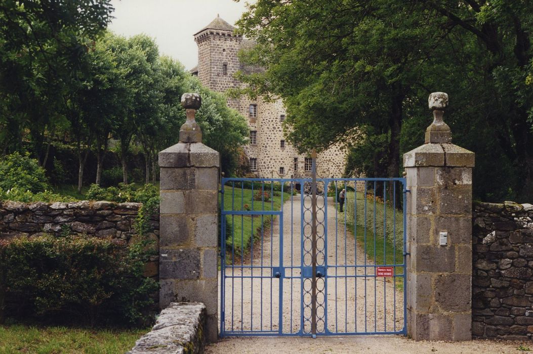 Château de Rochebrune : Portail d’accès sud, vue générale