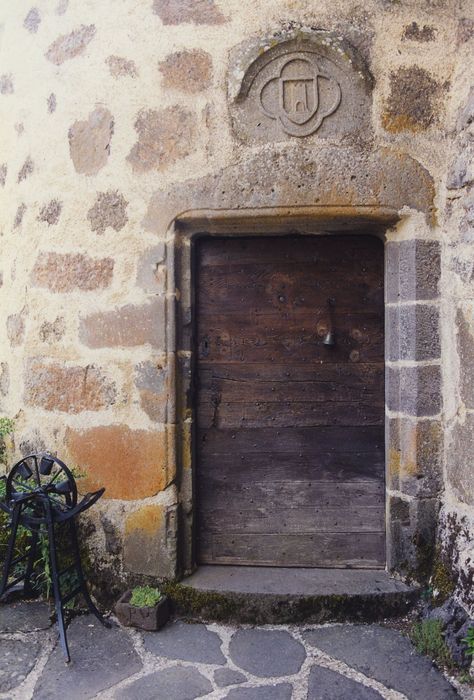 Château de Rochebrune : Façade sud-est, porte d’accès à la tourelle d’escalier, vue générale