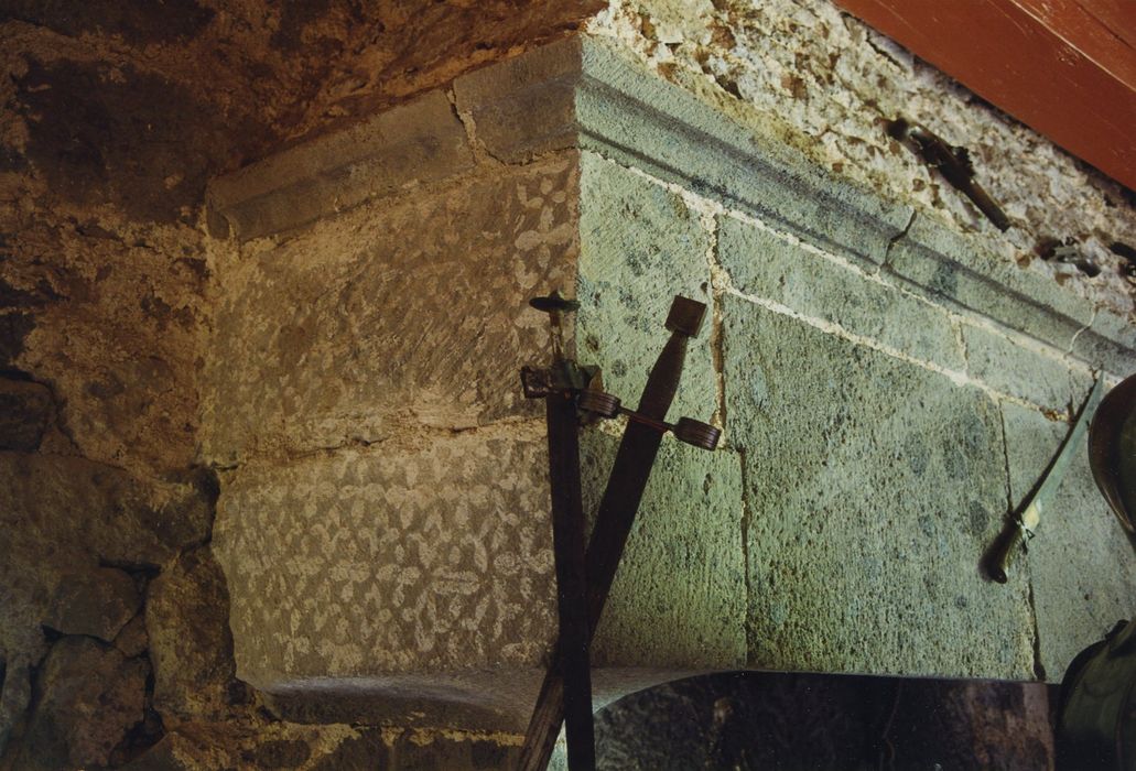 Château de Rochebrune : 3e étage, grande salle, cheminée monumentale, détail des peintures décoratives sue le linteau